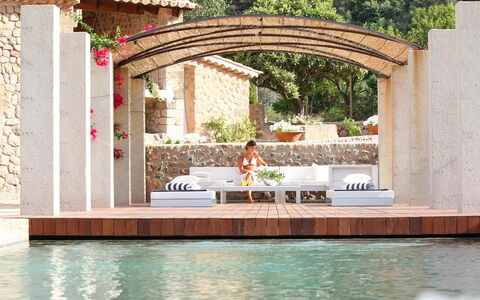 Villa Arch: Schwimmbad, Resort, Schatten, Natürliches Material, Eco Hotel, Water Feature, Gartenmöbel, Landscaping, Outdoor Struktur, Pergola