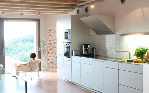 Villa Arch: Küche, Countertop, Möbel, Interior Design, Flooring, Küchengerät, Fussboden, Holz, Cabinetry, Major Appliance