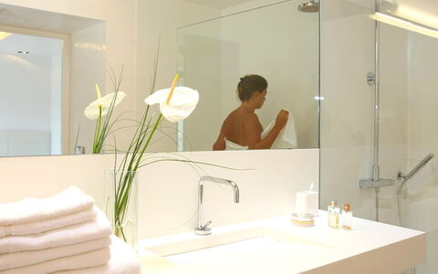 Villa Arch: Interior Design, Wand, Armatur, Badezimmer, Flooring, Bad Sink, Zapfhahn, Fussboden, Beleuchtung, Installation