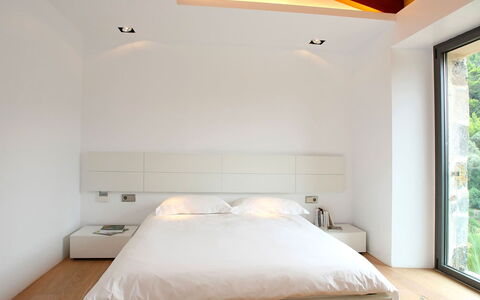 Villa Arch: Bett, Schlafzimmer, Möbel, Interior Design, Bedding, Wand, Bettdecke, Flooring, Holz, Fussboden