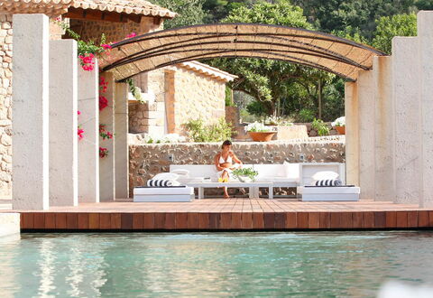 Villa Arch: Schwimmbad, Resort, Schatten, Natürliches Material, Eco Hotel, Water Feature, Gartenmöbel, Landscaping, Outdoor Struktur, Pergola