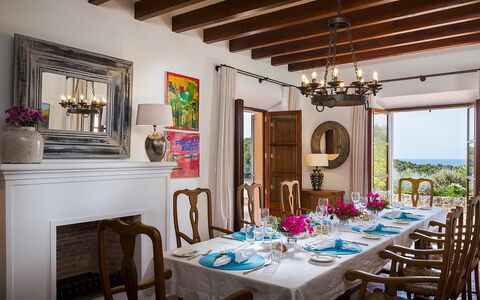 Villa Welcome: Möbel, Interior Design, Tabelle, Esszimmer, Stuhl, Geschirr, Küche & Esszimmer Tisch, Beleuchtung, Zimmer, Flooring