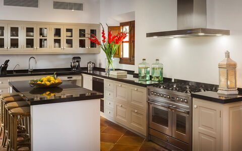 Villa Welcome: Küche, Küchengerät, Countertop, Möbel, Major Appliance, Herd, Cabinetry, Holz, Haushaltsgerät, Herd