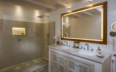 Villa Welcome: Armatur, Interior Design, Zapfhahn, Sinken, Decke, Flooring, Badezimmer, Installation, Beleuchtung, Light Fixture