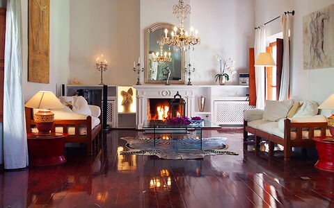Villa Peacock: Möbel, Interior Design, Flooring, Wand, Fussboden, Holz, Wohnzimmer, Holzboden, Beleuchtung, Zuhause