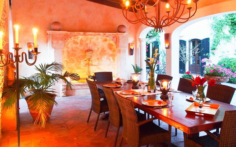 Villa Peacock: Möbel, Interior Design, Tabelle, Stuhl, Beleuchtung, Küche & Esszimmer Tisch, Esszimmer, Decke, Light Fixture, Zimmer
