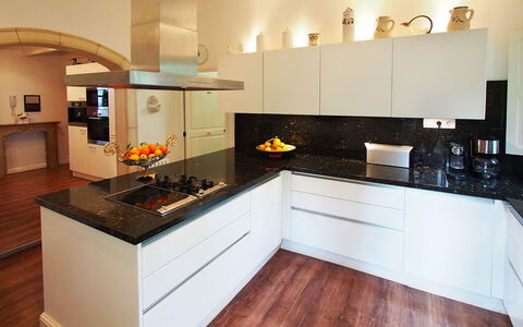Villa Peacock: Küche, Countertop, Küchengerät, Interior Design, Major Appliance, Herd, Cabinetry, Flooring, Herd, Zuhause