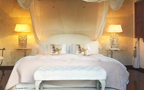 Villa Peacock: Möbel, Bett, Schlafzimmer, Interior Design, Bedding, Bettdecke, Linens, Beleuchtung, Fussboden, Zimmer