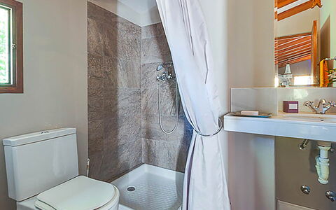 Villa Peacock: Badezimmer, Armatur, Interior Design, Wand, Flooring, Fussboden, Toilette, Badewanne, Textil, Installation
