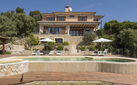 Villa Bridgitte: Zuhause, Estate, Resort, Gartenmöbel, Villa, Bauernhaus, Villa, Flagstone, Steinwand, Schwimmbad