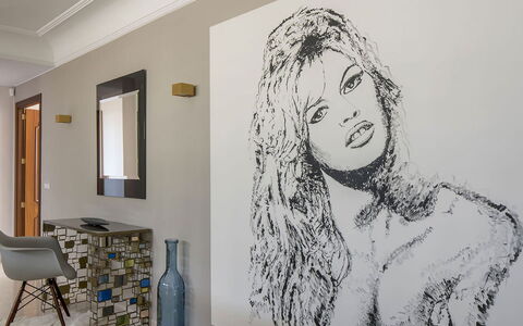Villa Bridgitte: Wand, Möbel, Interior Design, Fussboden, Flooring, Schlafzimmer, Zimmer, Zuhause, Bett