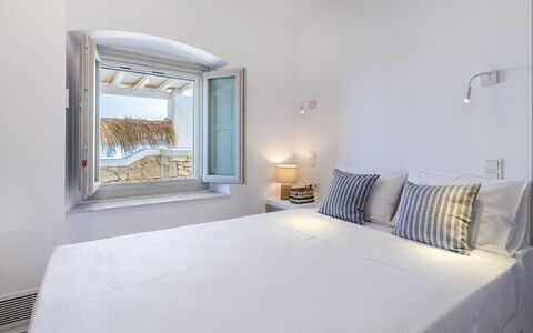 Villa Vesper: Wohnung, Schlafzimmer, Bedding, Linens, Kissen, Bettdecke, Balkon, Hotel, Daylighting, Dekokissen