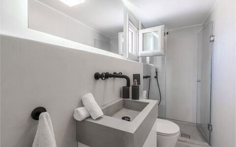 Villa Vesper: Armatur, Badezimmer, Sinken, Bad Sink, Wand, Interior Design, Toilleten Sitz, Zapfhahn, Flooring, Fussboden