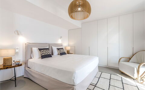 Villa Vesper: Bett, Interior Design, Schlafzimmer, Möbel, Flooring, Fussboden, Holz, Bedding, Bettdecke, Linens