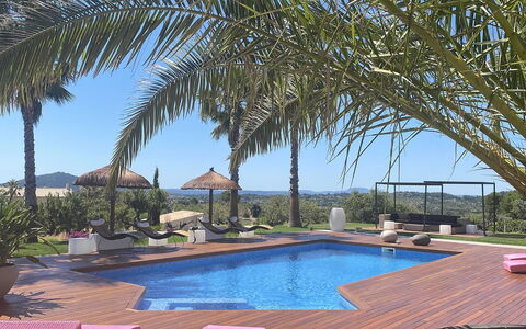 Villa Sofia: Schwimmbad, Möbel, Resort, Gartenmöbel, Eco Hotel, Schatten, Sonnenliege, Stuhl, Regenschirm, Freizeit