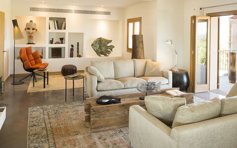 Villa Sofia: Möbel, Interior Design, Couch, Flooring, Fussboden, Wohnzimmer, Holz, Zuhause, Tabelle, Zimmer
