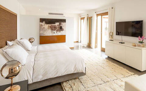 Villa Sofia: Möbel, Interior Design, Bett, Schlafzimmer, Wand, Flooring, Fussboden, Holz, Bettdecke, Decke