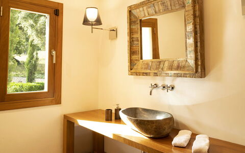 Villa Sofia: Bad Sink, Interior Design, Wand, Armatur, Spiegel, Flooring, Holz, Sinken, Badezimmer, Zapfhahn