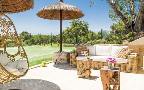 Villa Vineyard: Möbel, Gartenmöbel, Schatten, Stuhl, Outdoor Struktur, Garten, Freizeit, Regenschirm, Design, Terrasse
