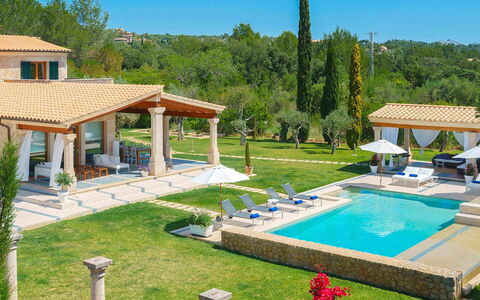 Villa Serafino: Schwimmbad, Estate, Resort, Gartenmöbel, Villa, Schatten, Hazienda, Regenschirm, Landscaping, Freizeit