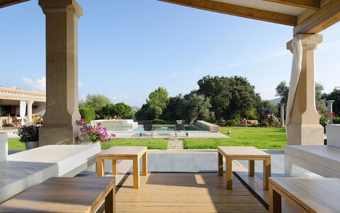Villa Serafino: Säule, Garten, Schatten, Outdoor Struktur, Landscaping, Gartenmöbel, Gazebo, Beton, Design, Terrasse