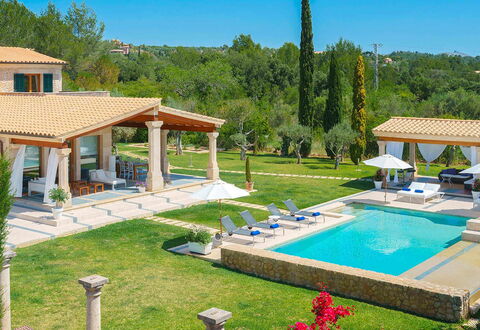 Villa Serafino: Schwimmbad, Estate, Resort, Gartenmöbel, Villa, Schatten, Hazienda, Regenschirm, Landscaping, Freizeit
