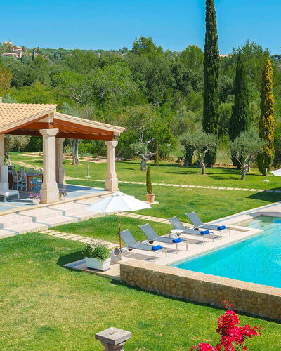 Villa Serafino: Schwimmbad, Estate, Resort, Gartenmöbel, Villa, Schatten, Hazienda, Regenschirm, Landscaping, Freizeit