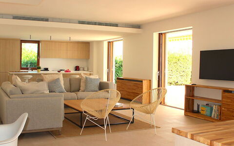 Villa Acapulco: Möbel, Interior Design, Flooring, Fussboden, Wand, Holz, Couch, Tabelle, Stuhl, Wohnzimmer