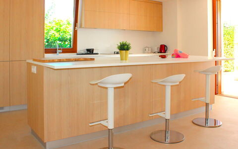 Villa Acapulco: Möbel, Flooring, Holz, Interior Design, Küche, Cabinetry, Fussboden, Barhocker, Countertop, Holzbeize