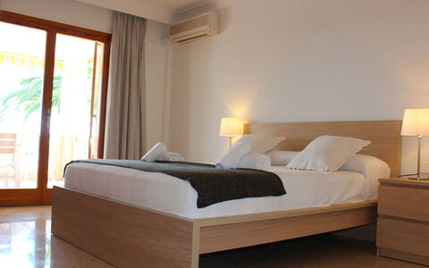 Villa Acapulco: Möbel, Interior Design, Bett, Schlafzimmer, Flooring, Holz, Fussboden, Bedding, Bettdecke, Zimmer