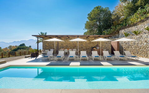 Villa Zafferano: Schwimmbad, Gartenmöbel, Resort, Eco Hotel, Regenschirm, Sonnenliege, Stuhl, Schatten, Freizeit, Hotel