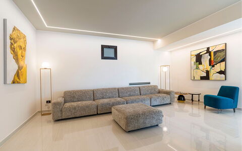 Villa Zafferano: Möbel, Interior Design, Flooring, Wand, Fussboden, Couch, Decke, Holz, Wohnzimmer, Beleuchtung