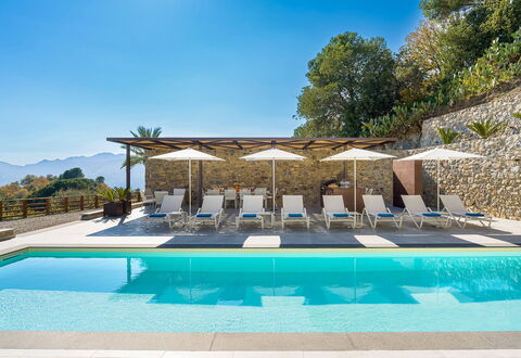 Villa Zafferano: Schwimmbad, Gartenmöbel, Resort, Eco Hotel, Regenschirm, Sonnenliege, Stuhl, Schatten, Freizeit, Hotel