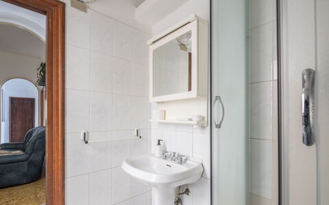Da Federico, Apartment Genova Brignole: Wand, Interior Design, Armatur, Flooring, Fussboden, Bad Sink, Sinken, Zimmer, Badezimmer, Installation