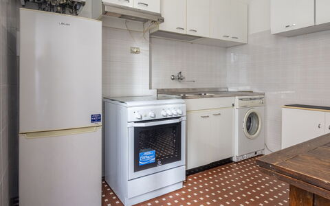 Da Federico, Apartment Genova Brignole: Küchengerät, Major Appliance, Flooring, Küche, Fussboden, Holz, Interior Design, Cabinetry, Countertop, Haushaltsgerät