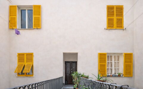 Da Federico, Apartment Genova Brignole: Gelb, Wand, Verbundwerkstoff, Fensterabdeckung, Blumentopf, Metall, Balkon, Zimmerpflanze, Beton, Fensterbehandlung