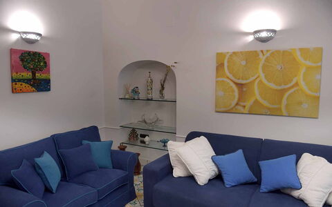 Casa Minori: Möbel, Blau, Couch, Wand, Interior Design, Wohnzimmer, Kissen, Flooring, Dekokissen