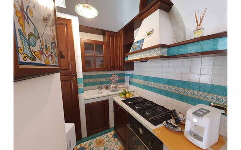 Casa Minori: Küche, Interior Design, Herd, Flooring, Major Appliance, Küchengerät, Gasherd, Fussboden, Herd, Countertop