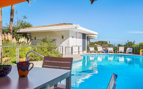 Villa Fullmoon: Schwimmbad, Resort, Gartenmöbel, Regenschirm, Freizeit, Eco Hotel, Schatten, Estate, Thermae, Stuhl