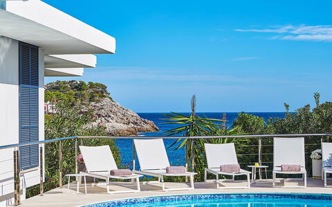 Villa Fullmoon: Blau, Schwimmbad, Gartenmöbel, Resort, Eco Hotel, Meer, Balkon, Stuhl, Schatten, Wohnung