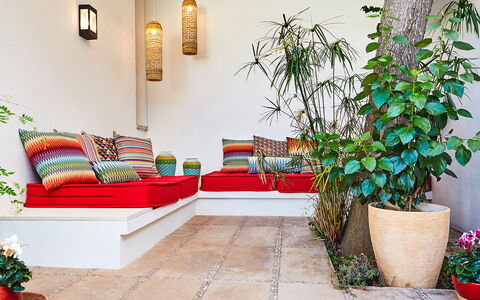 Villa Fullmoon: Möbel, Kissen, Interior Design, Blumentopf, Dekokissen, Flooring, Wohnzimmer, Fussboden, Couch, Kissen