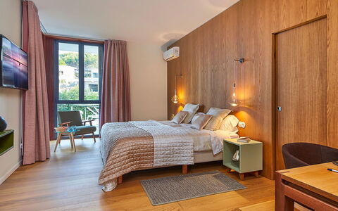 Villa Fullmoon: Bett, Interior Design, Möbel, Schlafzimmer, Bettdecke, Bedding, Flooring, Holz, Fussboden, Zimmer