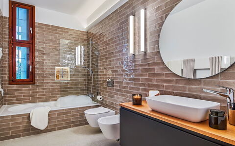 Villa Fullmoon: Armatur, Wand, Badezimmer, Sinken, Flooring, Interior Design, Bad Sink, Zapfhahn, Spiegel, Fussboden