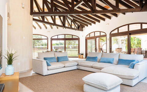 Villa Fountain: Möbel, Interior Design, Couch, Flooring, Fussboden, Tabelle, Wohnzimmer, Zimmer, Textil, Decke