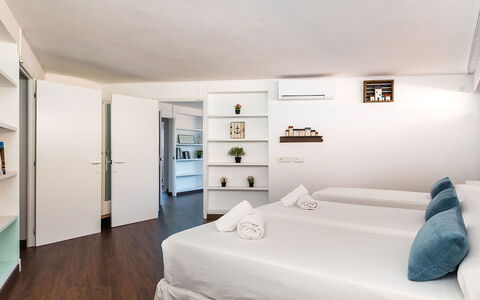 Villa Fountain: Möbel, Interior Design, Bett, Flooring, Schlafzimmer, Wand, Fussboden, Holz, Decke, Wohnung