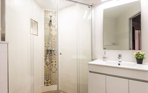 Villa Fountain: Badezimmer, Interior Design, Flooring, Armatur, Wand, Fussboden, Bad Sink, Badezimmerschrank, Sinken, Spiegel