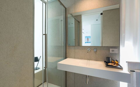 Villa Confini: Badezimmer, Interior Design, Armatur, Flooring, Wand, Fussboden, Bad Sink, Zapfhahn, Sinken, Spiegel