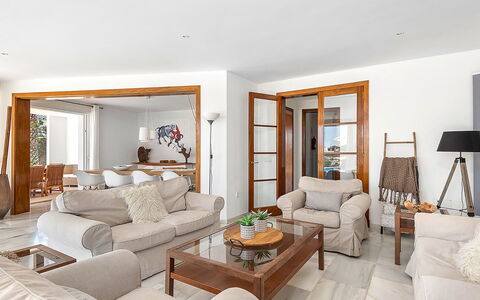 Villa the Cliff: Möbel, Couch, Interior Design, Flooring, Fussboden, Holz, Decke, Wohnzimmer, Tabelle, Zimmer