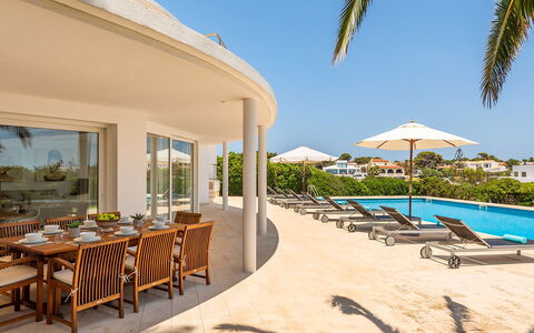 Villa the Cliff: Resort, Gartenmöbel, Estate, Balkon, Schatten, Eco Hotel, Stuhl, Schwimmbad, Regenschirm, Villa