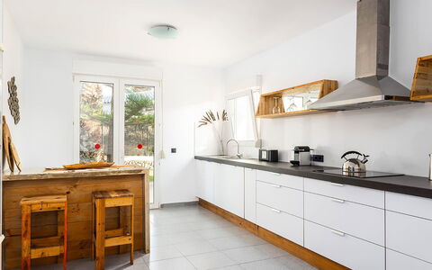 Villa the Cliff: Küche, Countertop, Küchengerät, Cabinetry, Möbel, Flooring, Interior Design, Major Appliance, Holz, Haushaltsgerät